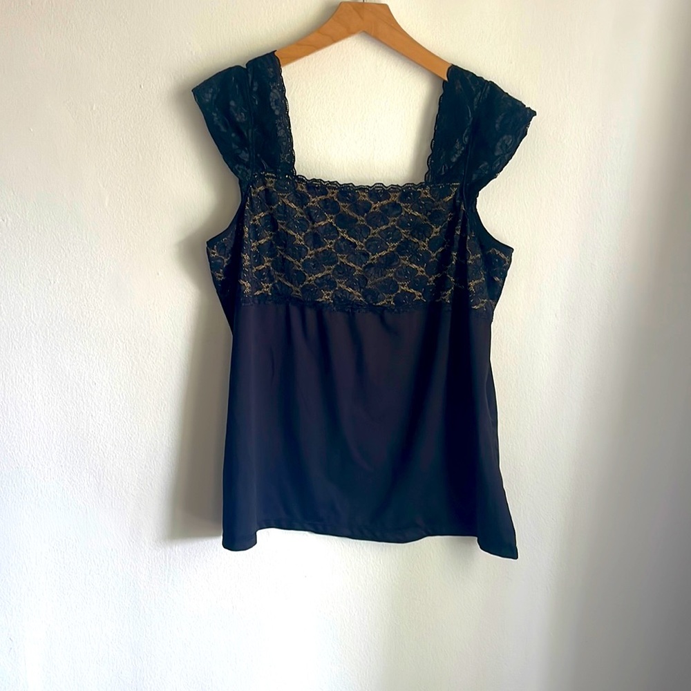 Mint condition vintage top! Lace top, smooth material, flattering! True XL!